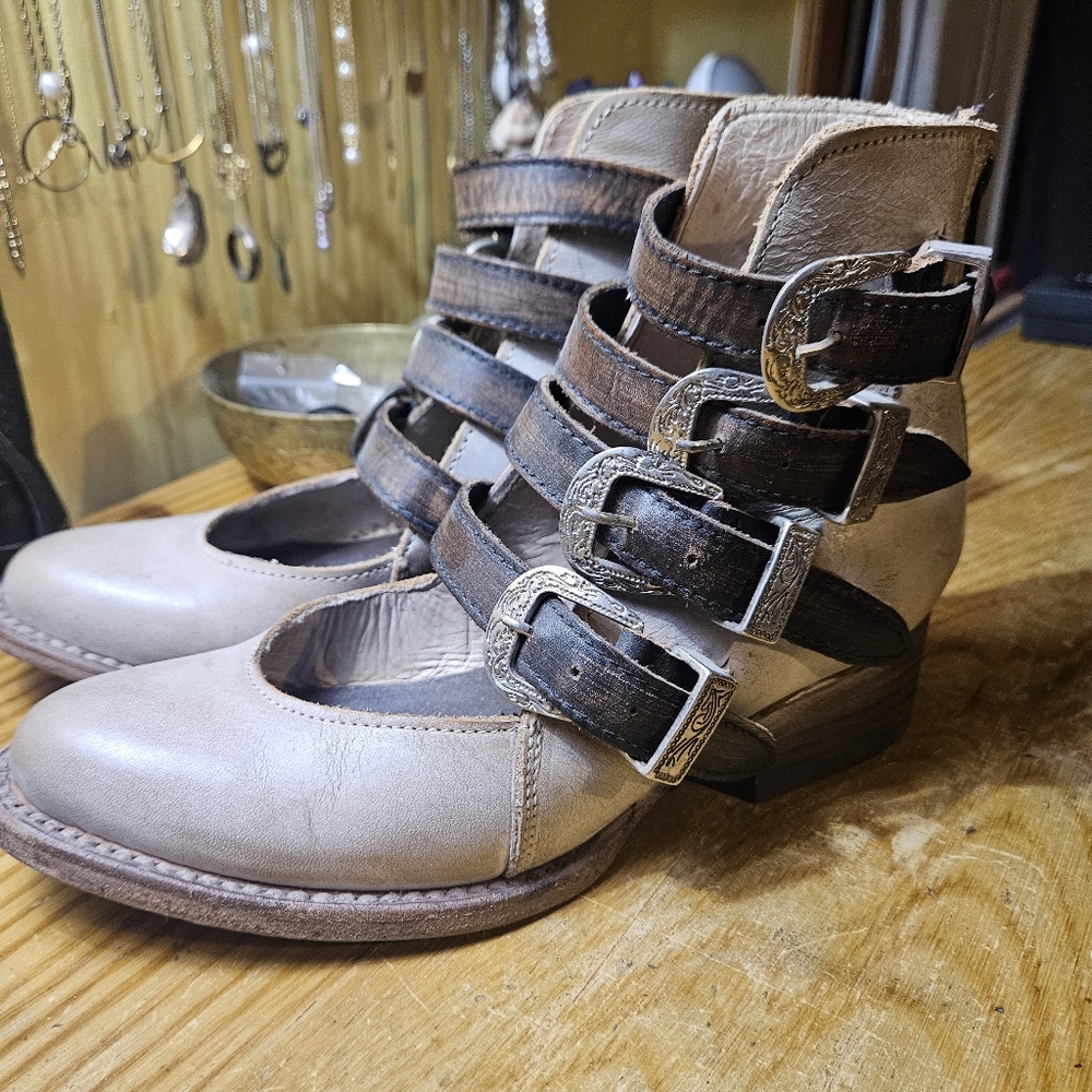 Freebird Scarlet Size 6